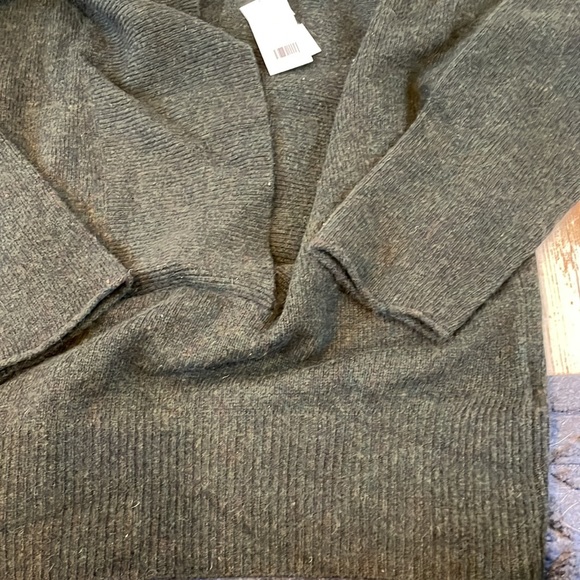 Banana Republic Sweater - Picture 5 of 5